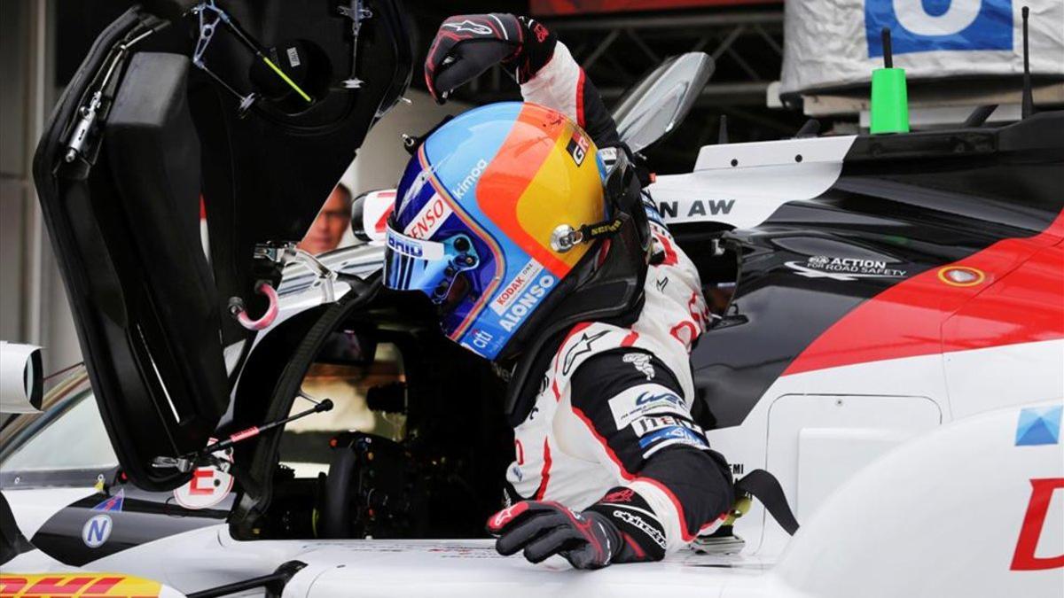 Alonso y su equipo lideran en Fuji