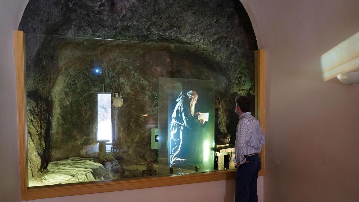 El concejal de Turismo, Comercio y Consumo, Jesús Pacheco, visita la ermita de San Antonio El Pobre.