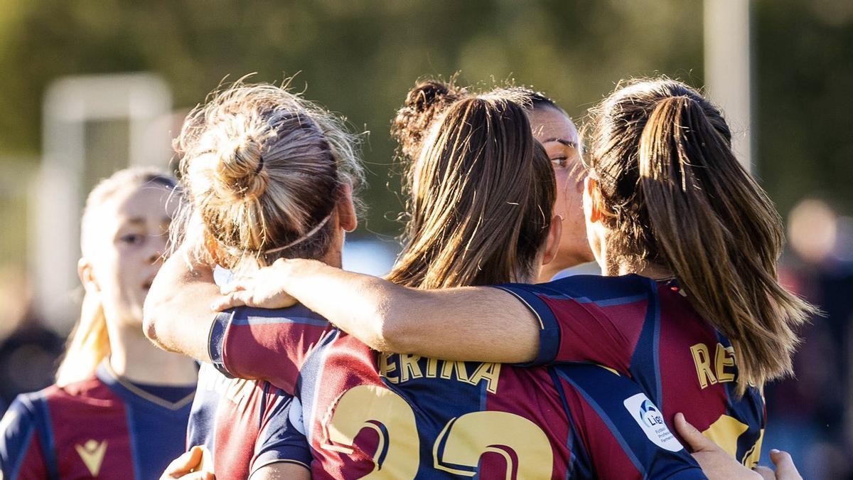 Las jugadoras del Levante celebran el gol el empate