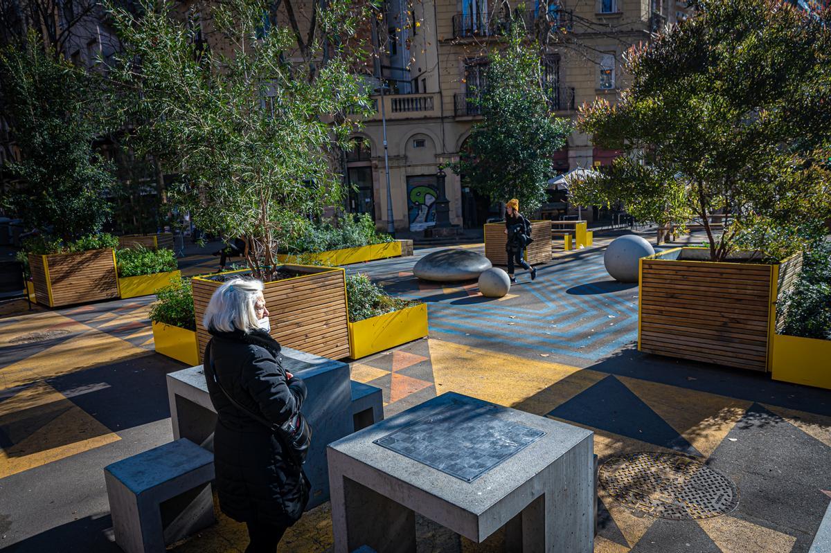 Repintando los colores y las formas del asfalto en la Superilla de Sant Antoni de Barcelona