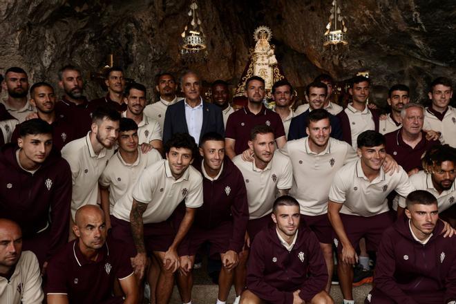 En imágenes: el Sporting de Gijón visita a la Santina