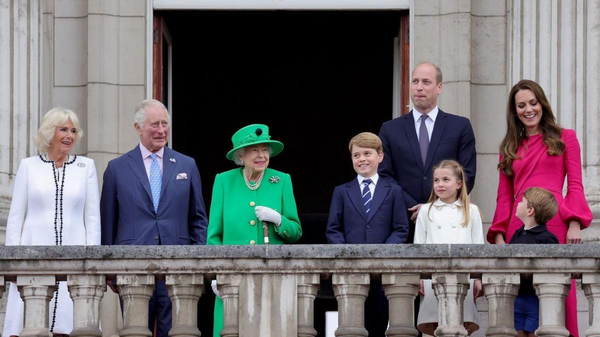 Elisabet II amb part de la família reial britànica al balcó del palau de Buckingham