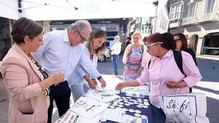 Pontevedra regala «merchandising» en pro del uso del gallego en el comercio local