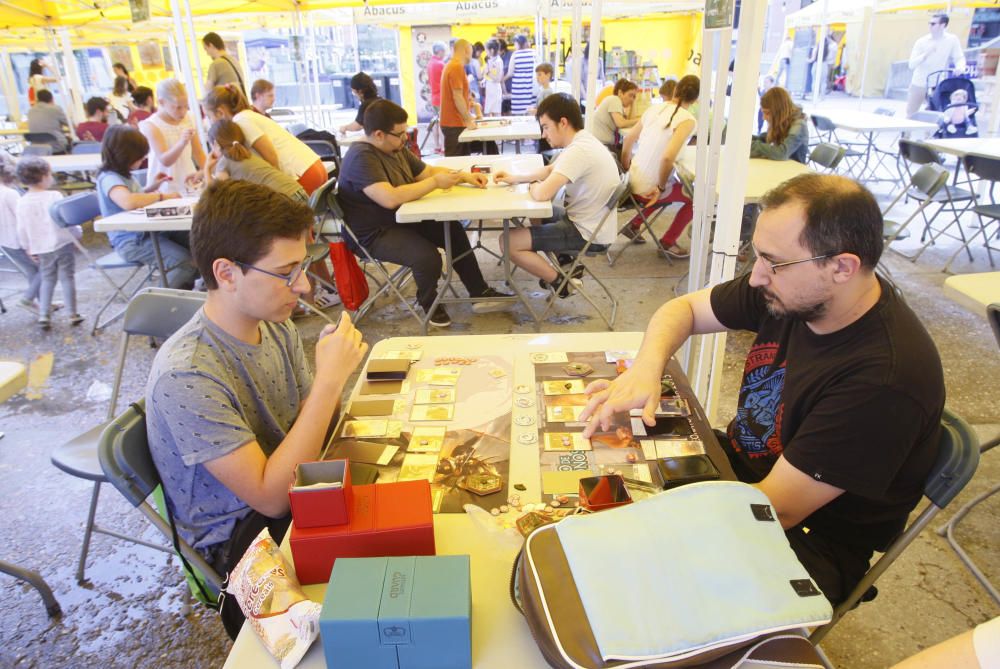 El festival Ludivers omple de jocs la plaça U d''octubre