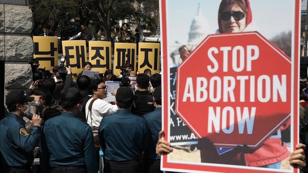 Varias personas protestan este jueves contra la ley del aborto frente al Tribunal Constitucional en Seul  Corea del Sur  antes del anuncio de su veredicto.