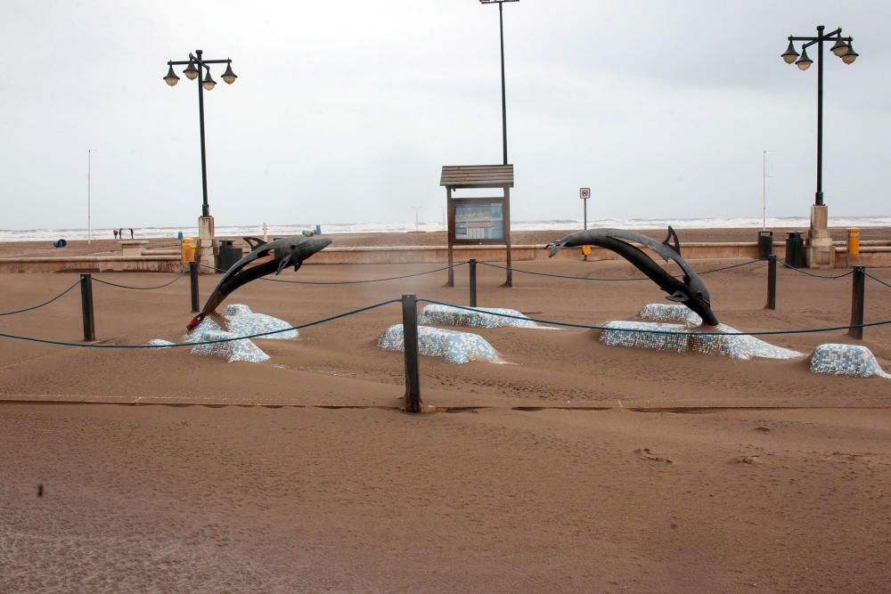 El temporal ''entierra'' en arena el paseo marítimo de València