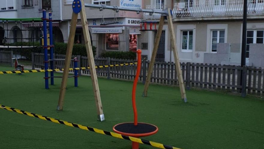 Juegos infantiles en el parque de O Corgo. |   // FDV