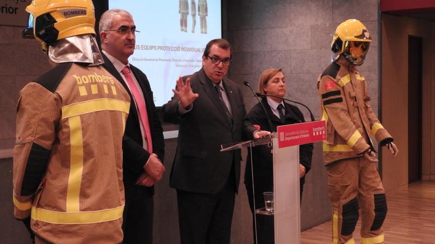 Els Bombers passen del bordeus al mostassa amb el nou equip de protecció