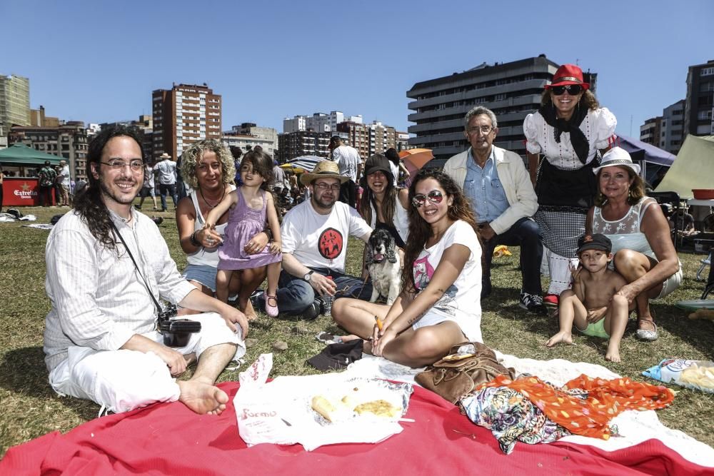 Los vecinos del barrio del Carmen (Gijón), con tortillas y al Solarón