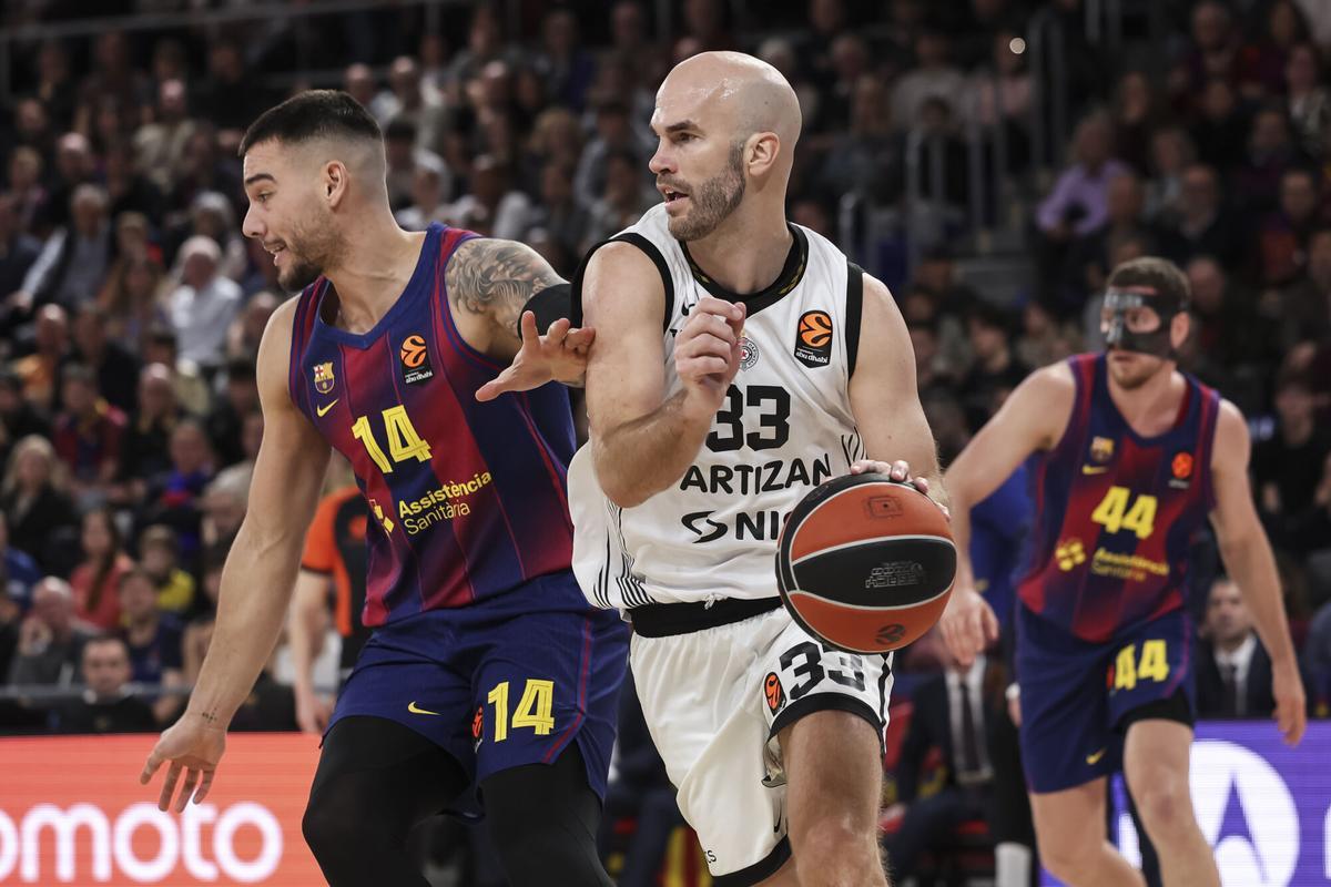 Nick Calathes supera a Willy Hernangómez en un ataque del Parstizan.