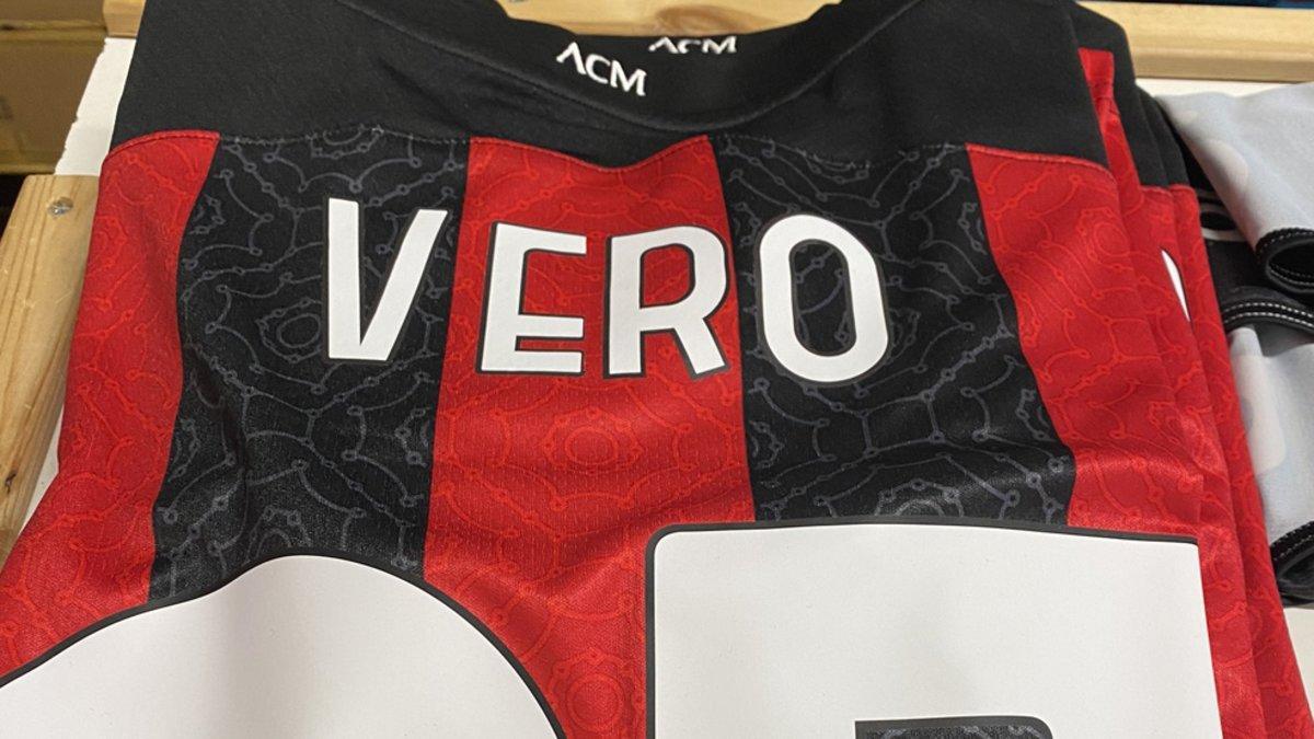 Boquete compartió en redes la camiseta con la que debutaba con el AC Milán
