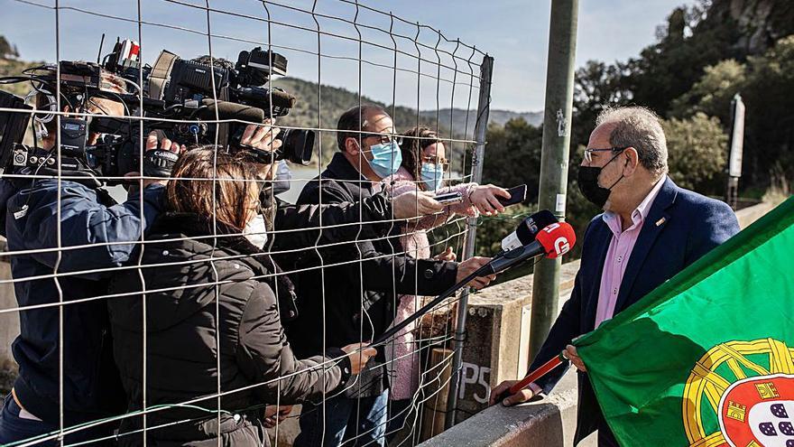 El alcalde de Fermoselle atiende a los peridistas portugueses tras la alambrada. | Nico Rodríguez