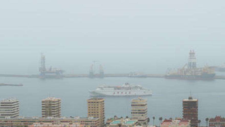 Calima y humedad sobre el litoral de Las Palmas de Gran Canaria, en la tarde de ayer.