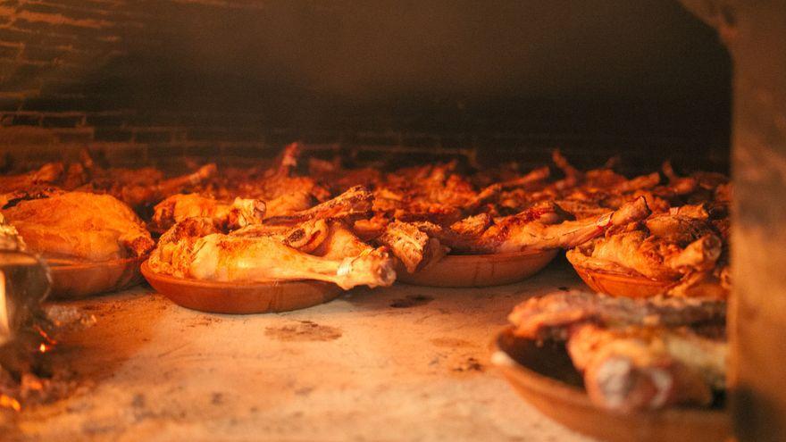 Interior del horno de El Pastor repleto de lechazos cocinándose.