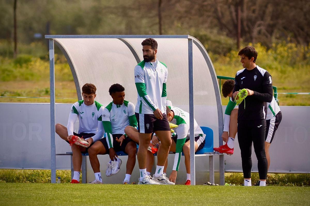 Rubén Alves, en el centro de la imagen, antes de uno de los entrenamientos del Córdoba CF de esta semana.