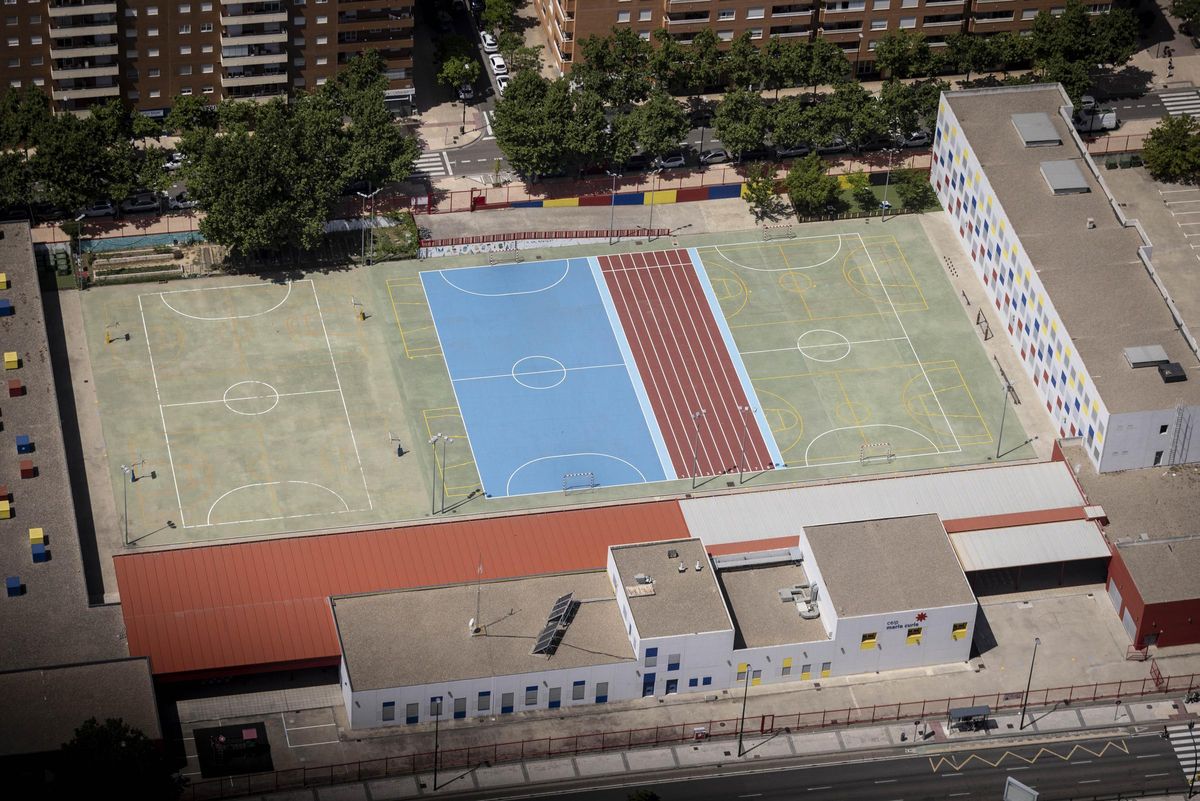 Vista aérea del patio de un colegio de Zaragoza sin ninguna zona de sombra.