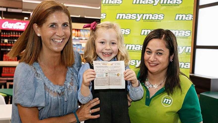 Sobre estas líneas y a la derecha, diferentes momentos del sorteo celebrado ayer en las instalaciones de masymas en Intu Asturias. La mano inocente fue Carla García Díaz, de 5 años, que estuvo acompañada de Luisa López, directora comercial de LA NUEVA ESPAÑA, y de Rocío Rodríguez, encargada de masymas.