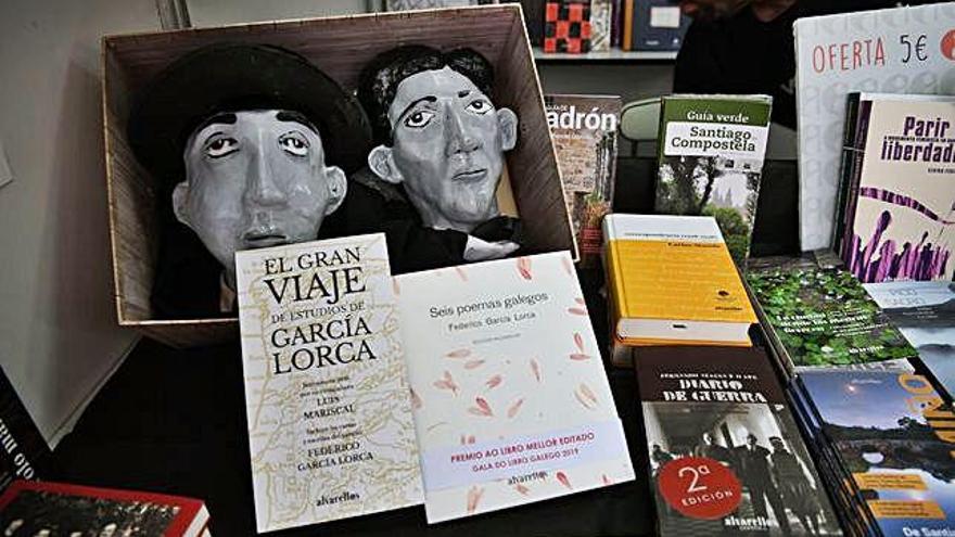 Os dous monicreques coa faciana de Lorca e Mariscal, onte, na feira do Libro.