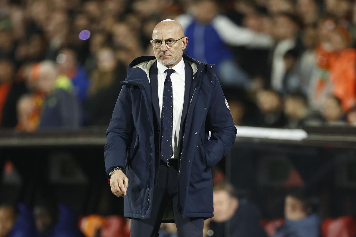 Rotterdam (Netherlands), 20/03/2025.- Spain's coach Luis de la Fuente looks on during the UEFA Nations League quarterfinal soccer match between the Netherlands and Spain, in Rotterdam, the Netherlands, 20 March 2025. (Países Bajos; Holanda, España) EFE/EPA/MAURICE VAN STEEN