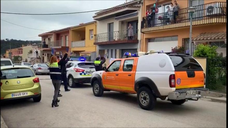 La Policia Local de la Jonquera canta l'aniversari feliç als nens