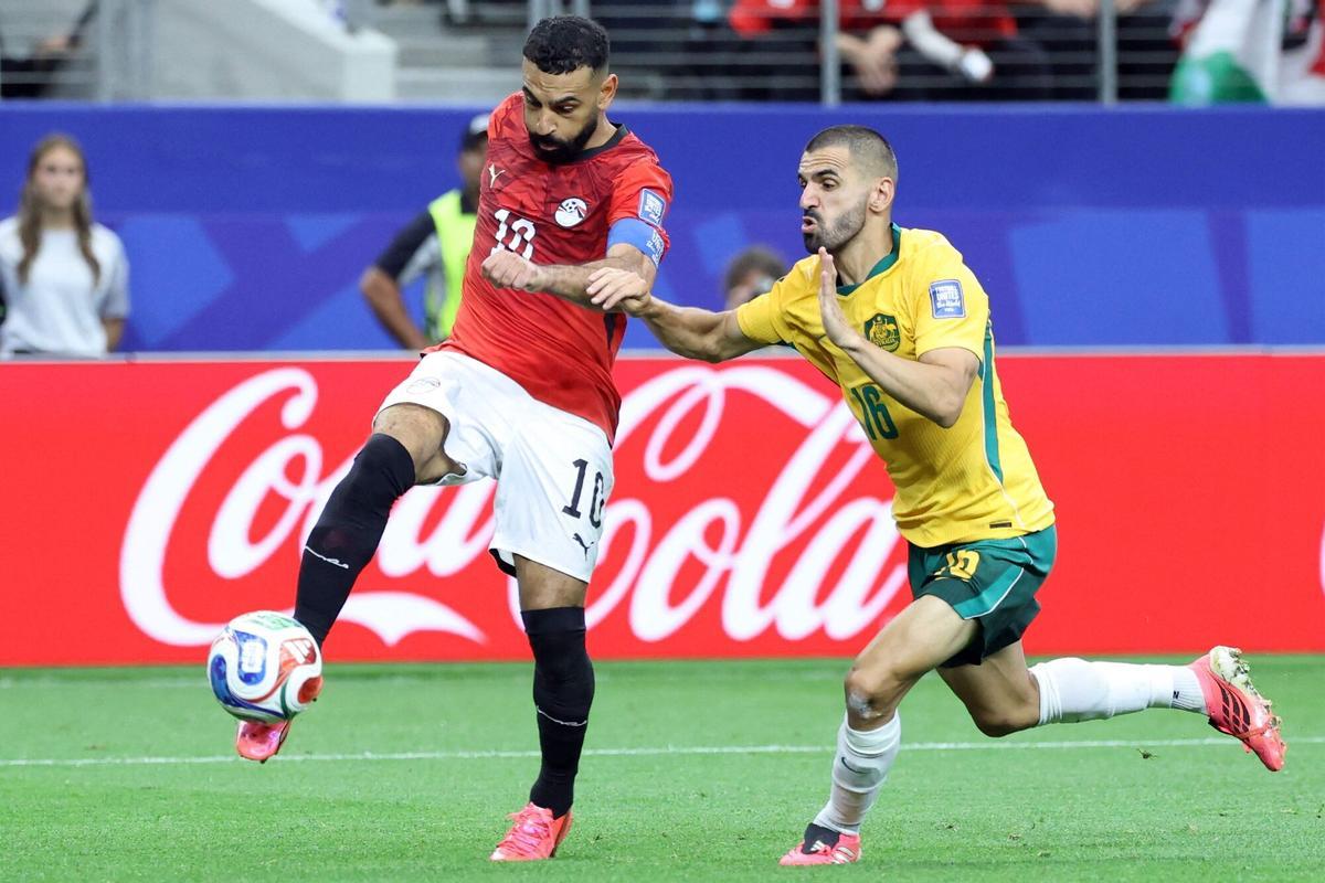 Salah golpea el balón presionado por el australiano Behich, este viernes en Dallas.