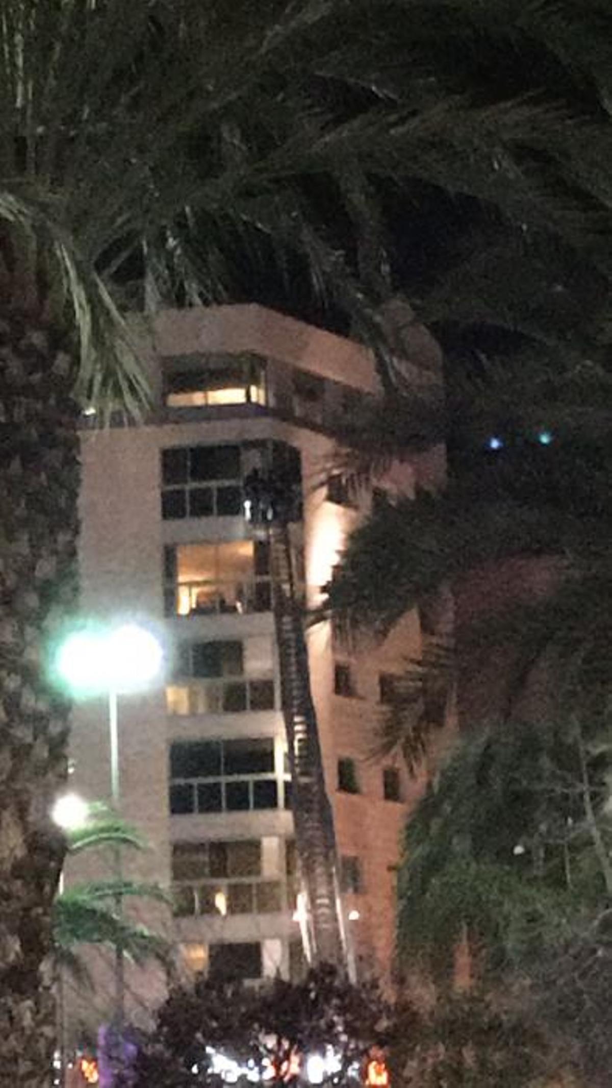 Rescate de una niña que permanecía colgada en una ventada de una vivienda de Luceros