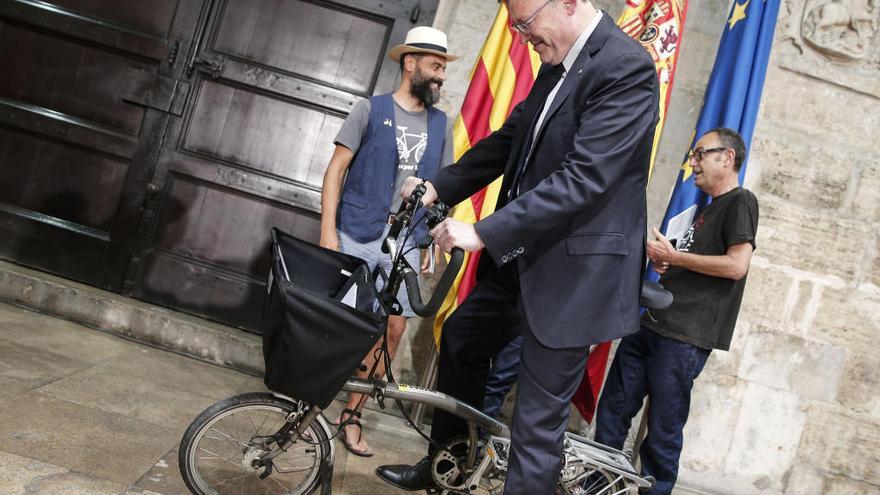 Puig, con una bicicleta hoy en el Palau.