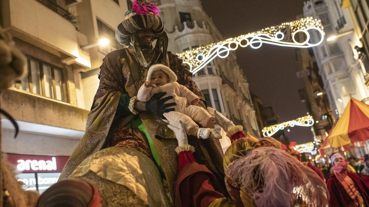 Baltasar coge a un niño durante la cabalgata del pasado año 2019