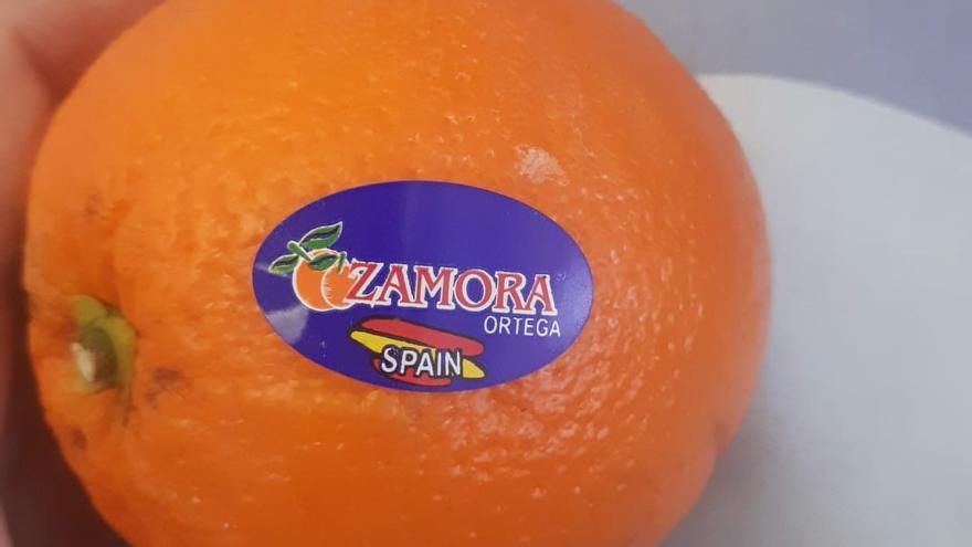 El postre inesperado en un hospital suizo: una naranja con etiqueta de Zamora