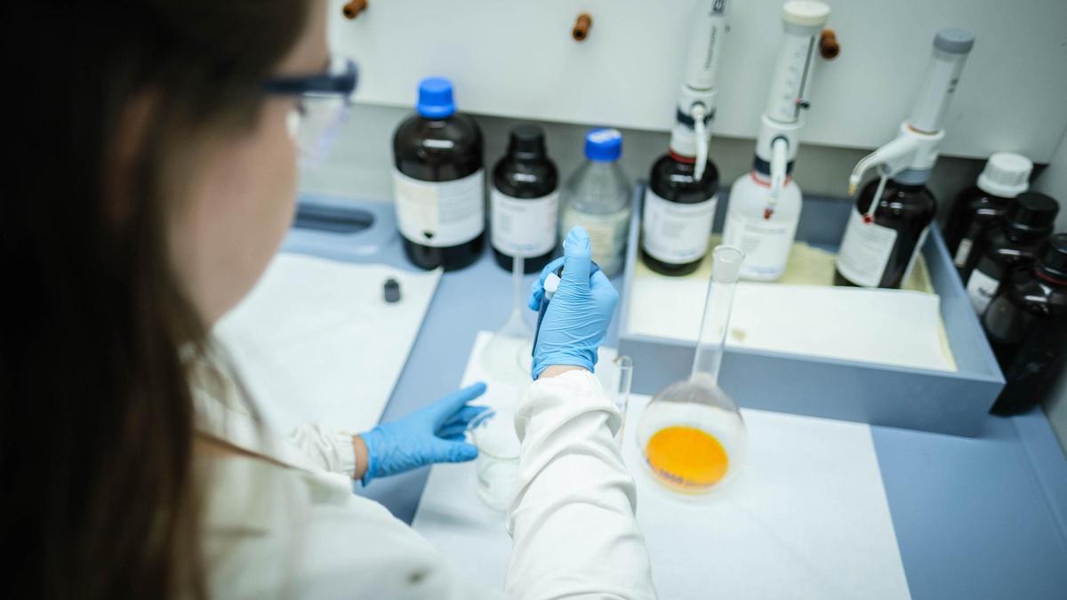 Una investigadora en el laboratorio.