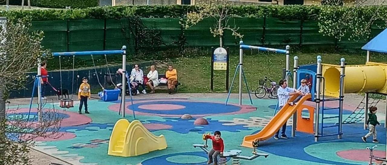 Varios niños en un parque infantil de Cangas de Onís, en una imagen reciente. | P. Tamargo