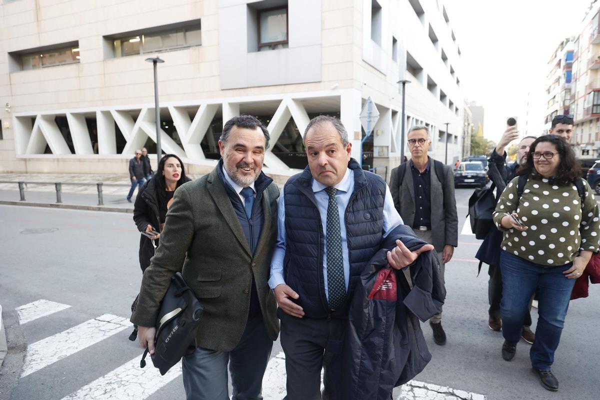 Así ha sido la salida de Carlos Baño de la comisaría de Alicante