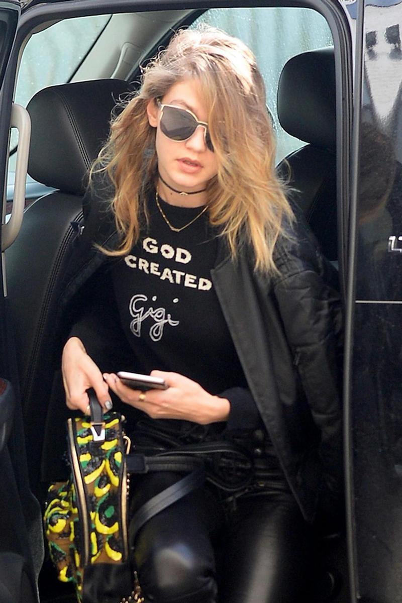 Gigi Hadid con camiseta 'God created Gigi'