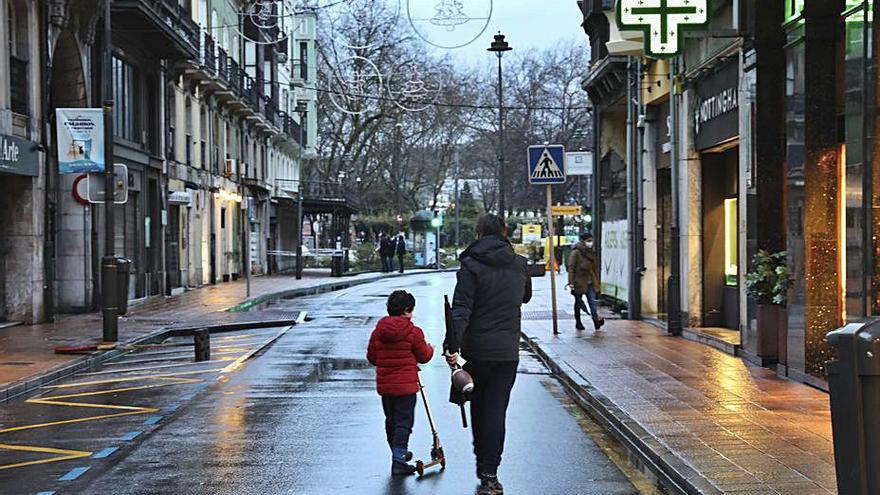 Los peatones ocupan la calzada cerrada a los vehículos, ayer. | R. Solís