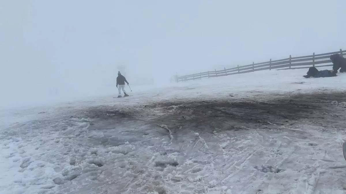 La estación de esquí de Manzaneda, cubierta de nieve este fin de semana.