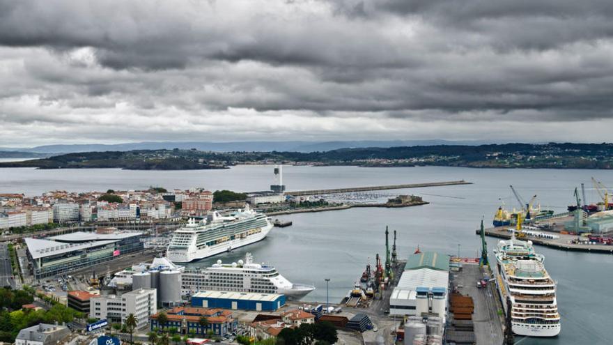 Vista aérea de los muelles de Batería y Calvo Sotelo en el Puerto de A Coruña.