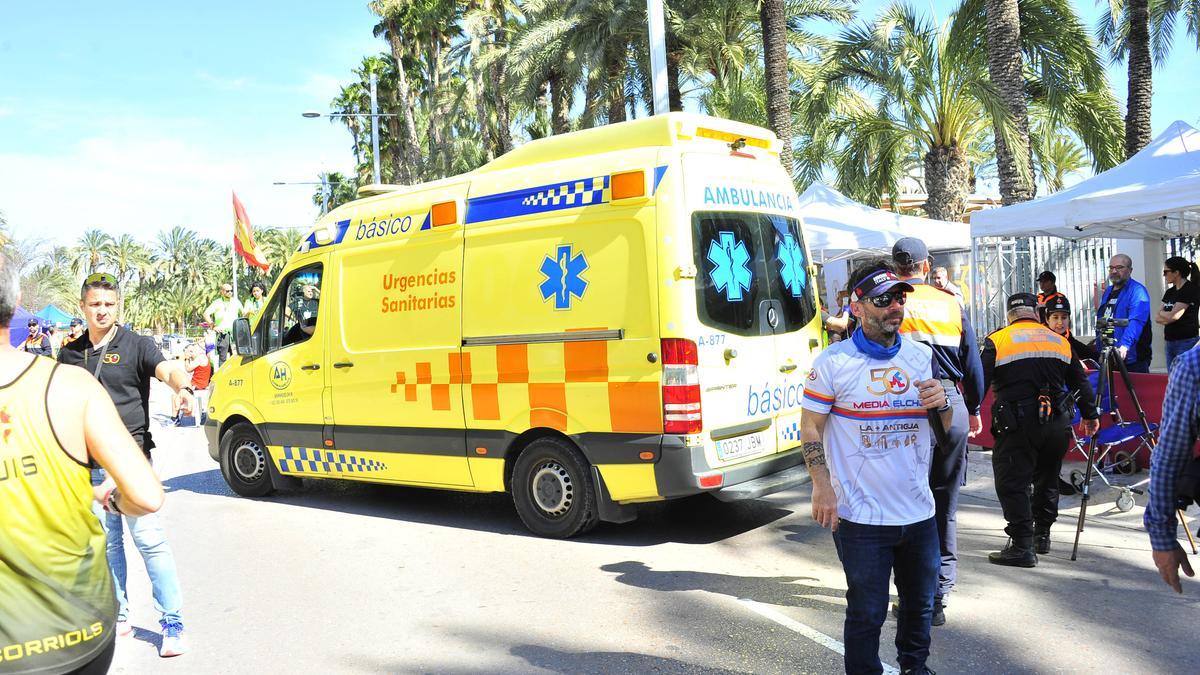 La ambulancia que se encontraba en la meta de la Media Maratón de Elche