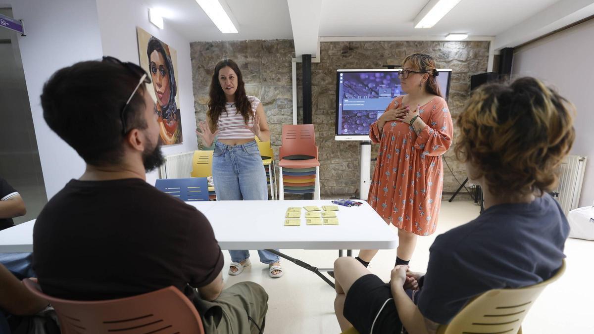 "Fuera de Guion" abre en Avilés el debate sobre las nuevas masculinidades: "¿Qué cosas son de hombres y cuáles no?"