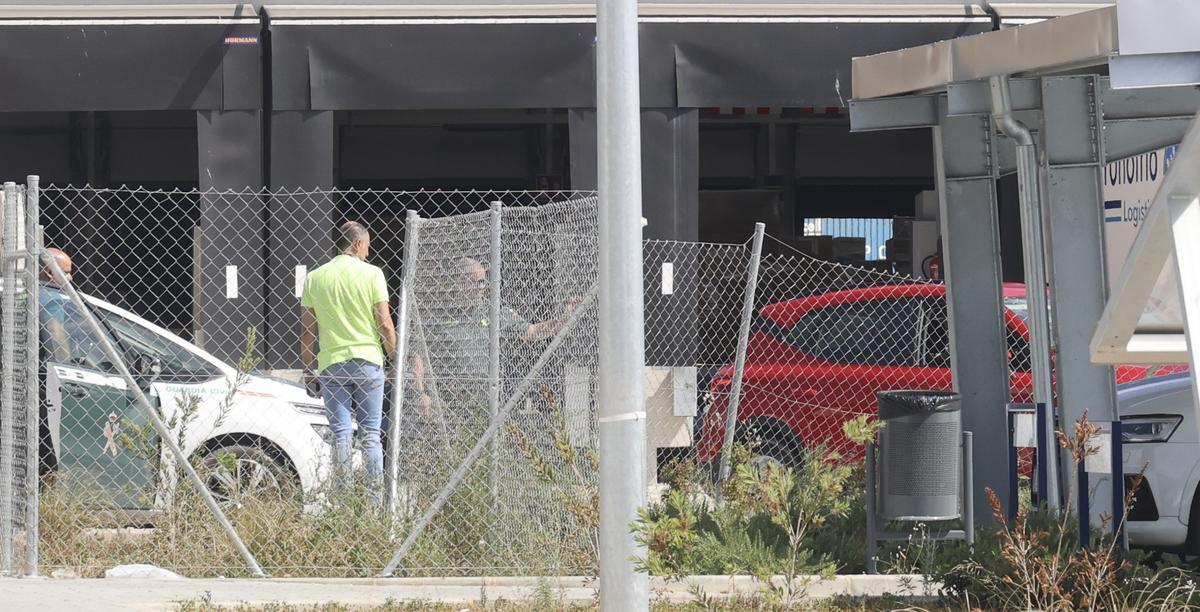 La Guardia Civil junto al coche usado por el detenido para huir de Villena.