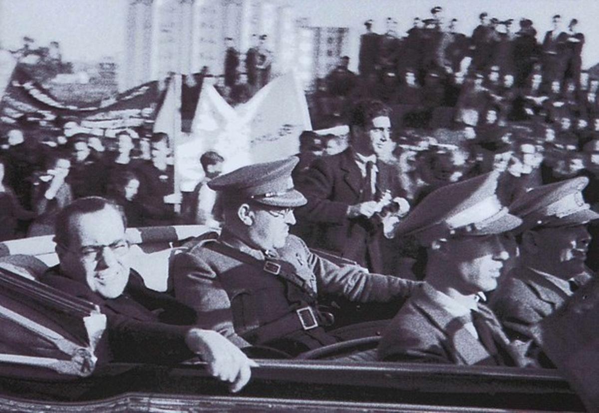 Agustí Centelles va fotografiar Robert Capa al costat del cotxe en què es desplaçava per Barcelona el cap de Govern de la República, Juan Negrín, el 28 d’octubre de 1938.