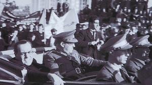 Agustí Centelles va fotografiar Robert Capa al costat del cotxe en què es desplaçava per Barcelona el cap de Govern de la República, Juan Negrín, el 28 d’octubre de 1938.