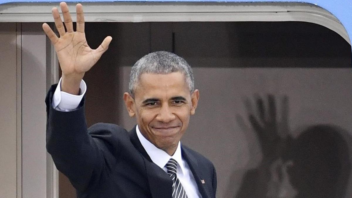 Obama saluda antes de entrar en el 'Air Force One', el avión presidencial, tras reunirse con líderes de la UE, en Berlín, este viernes.