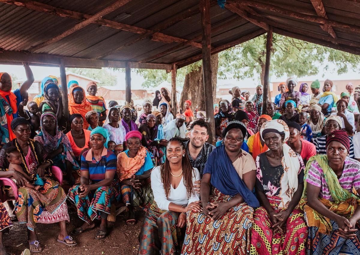 Katia Simone y su marido, Fran Morales, fundadores de AOKlabs, en la cooperativa de trabajadoras en Ghana.