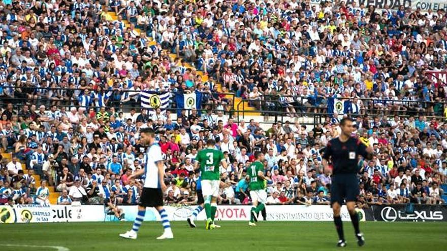 La grada de Preferente del estadio Rico Pérez, a rebosar en el partido de vuelta de la segunda eliminatoria por el ascenso frente al Toledo.