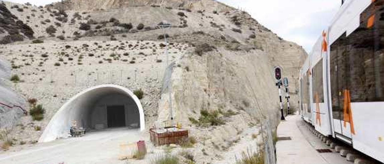 El bloqueo del túnel de la Serra Grossa impide tener más frecuencias del tranvía