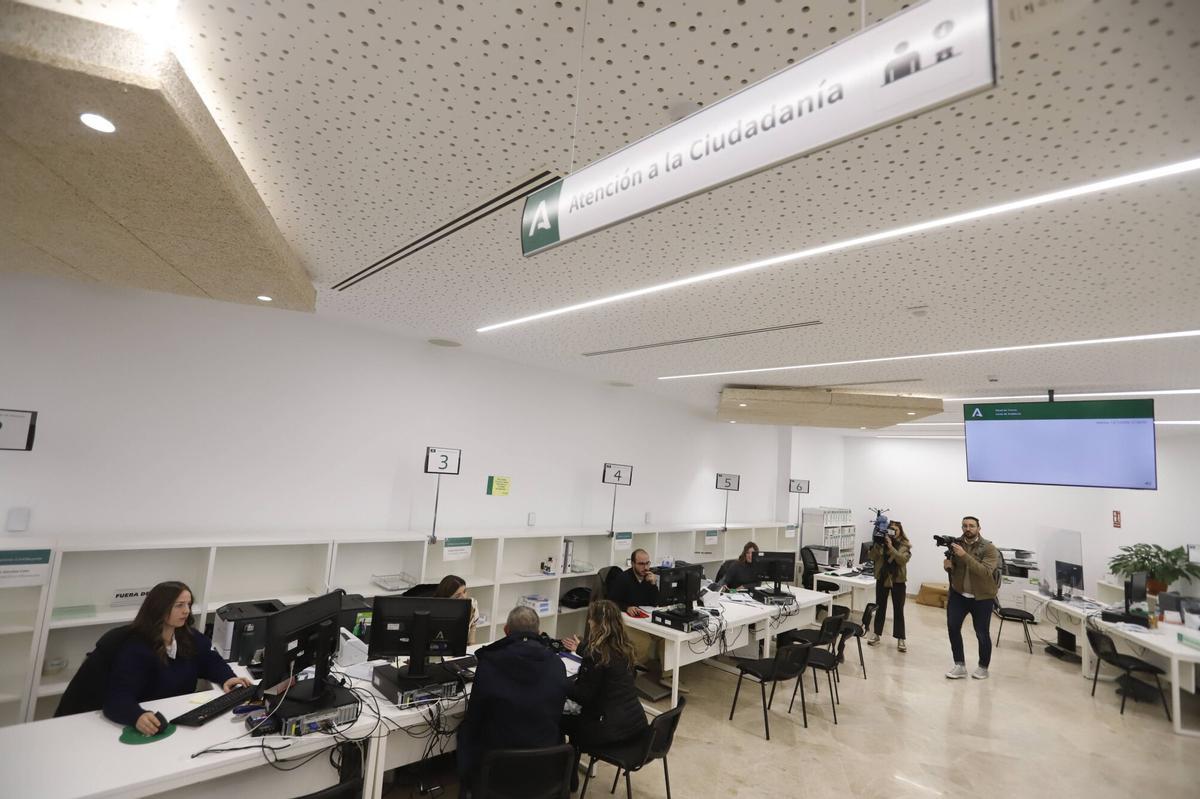 A.J.González Córdoba Los consejeros de Sanidad, Presidencia y Emergencias, Antonio Sanz, de Economía, Hacienda, Fondos Europeos y Diálogo Social, Carolina España, y de Universidad, Investigación e Innovación, José Carlos Gómez Villamandos, inauguran, junto al presidente del Parlamento de Andalucía, Jesús Aguirre, el nuevo edificio administrativo de la Junta de Andalucía en Córdoba. Delegación del gobierno de la Junta de Andalucía