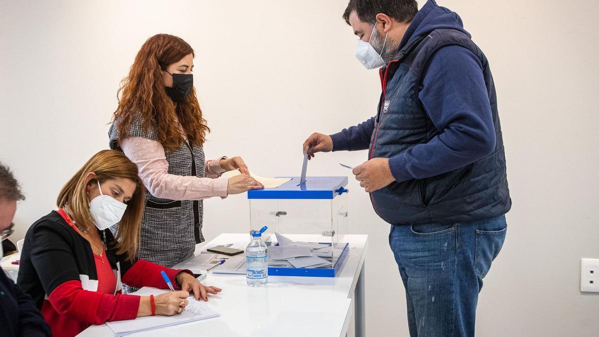 Uno de los participantes en la consulta popular del pasado domingo.