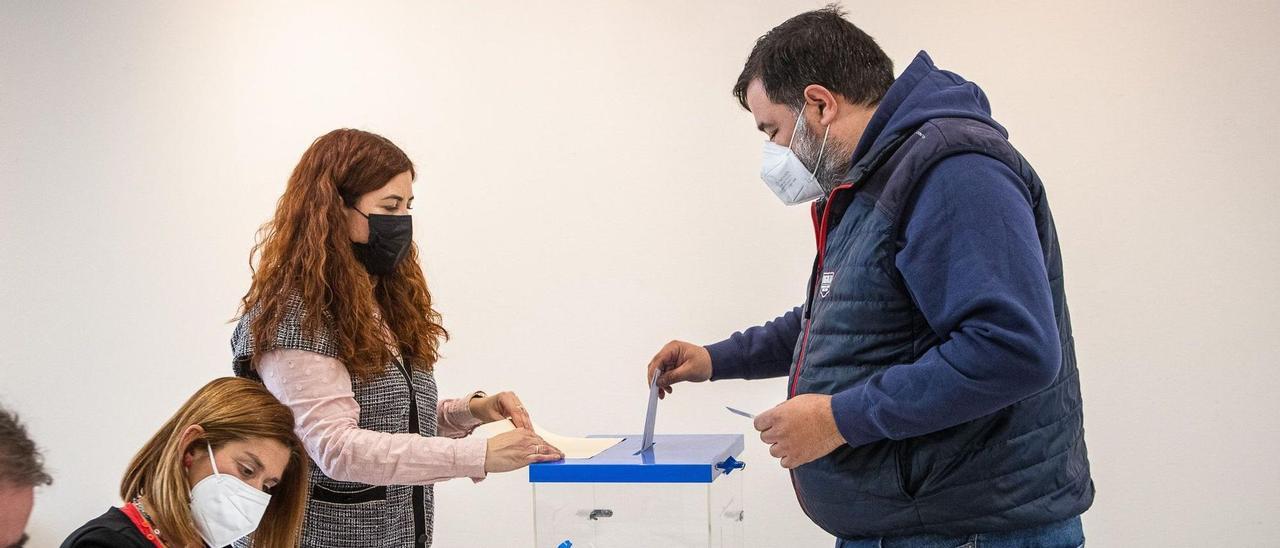 Uno de los participantes en la consulta popular.