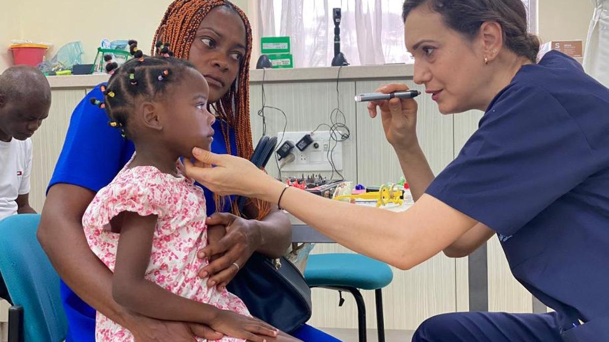 Una profesional de la Fundación Arruzafa atiende a una niña en una de las misiones oftalmológicas internacionales.