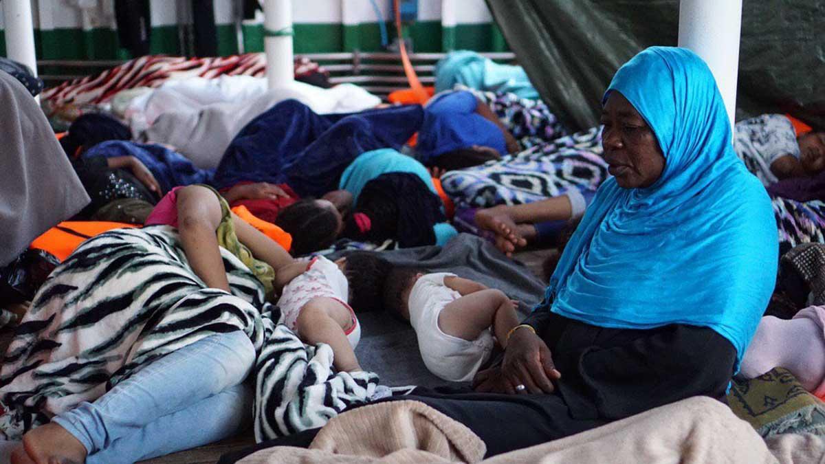 Inmigrantes rescatados por el 'Open Arms' continúan a la espera de un puerto seguro